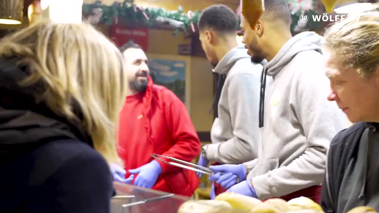 Nmecha-Brüder grillen auf dem Weihnachtsmarkt 🌭🎅🏼