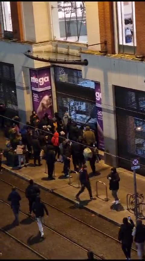 Store looted during riots in Dublin, follow migrant attacking children