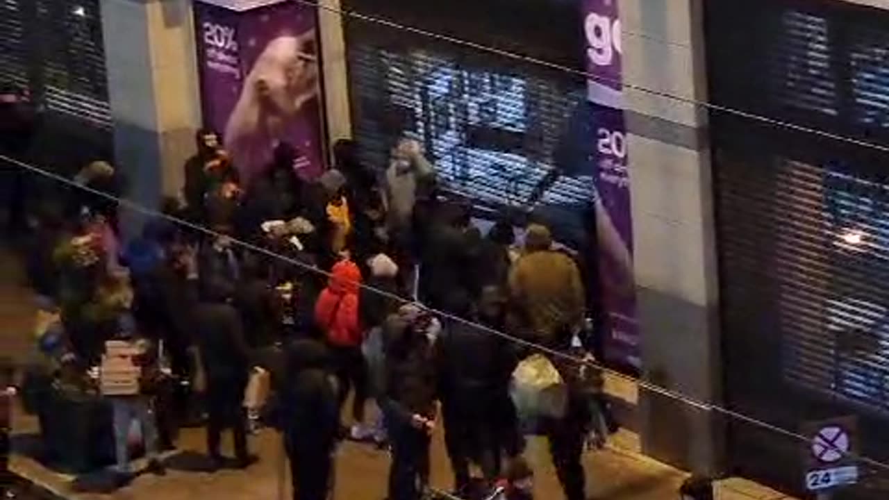 Store looted during riots in Dublin, follow migrant attacking children