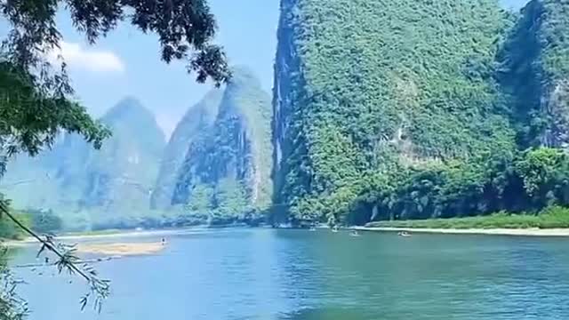 Green mountains and clear waters。