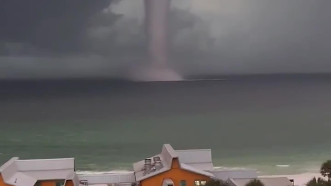 Amazing footage of a waterspout in Destin, Florida, recorded in August of last year.