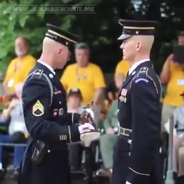 Brazilians trying to imitate American soldiers in changing weapons...