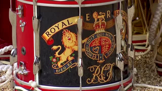 Retired British soldiers hold service for queen