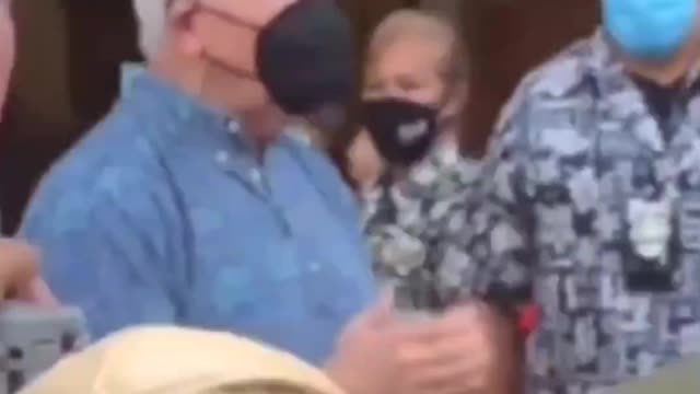 Commie mayor of Honolulu yelling at protestor over his vax mandate