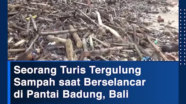 Seorang Turis Tergulung Sampah saat Berselancardi Pantai Badung, Bali