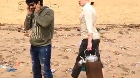 Chaiwala at Juhu Beach | 2 Foreigners In Bollywood