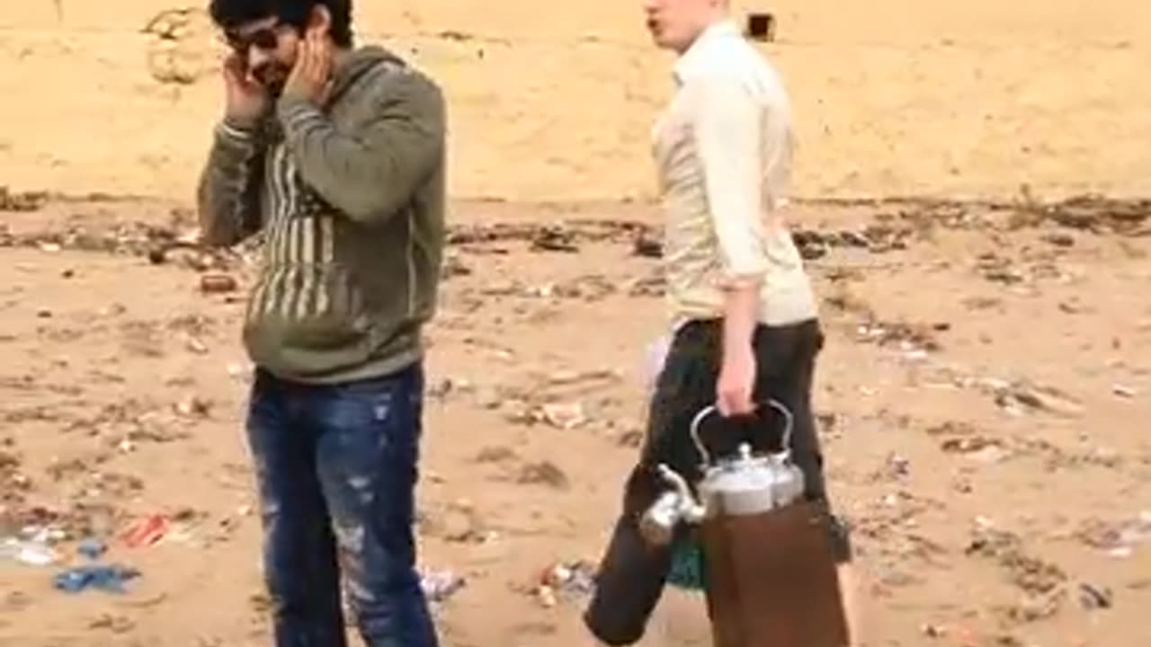 Chaiwala at Juhu Beach | 2 Foreigners In Bollywood