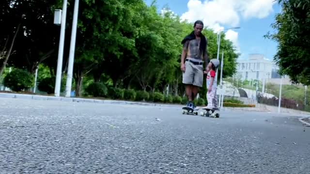 Grow up with you, step on board with you, father and daughter daily, skateboard dreamer