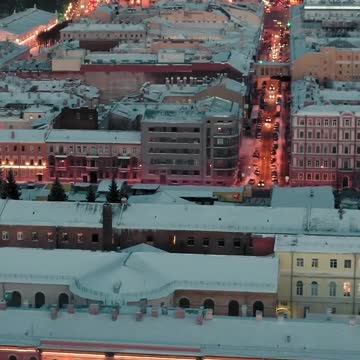 Pista de patinação no gelo dentro da ilha de New Holland, São Petersburgo