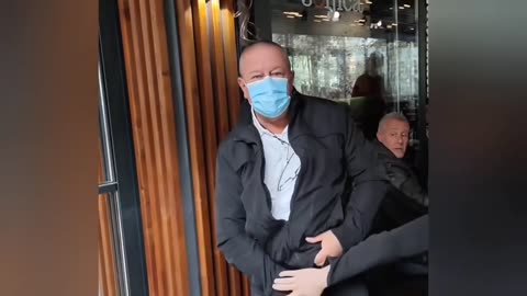 Вучићев батинаш откопчава шлиц народу