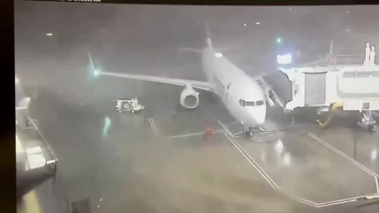 ⚠️ High winds blow American Airlines Boeing 737 away from the gate in Dallas..