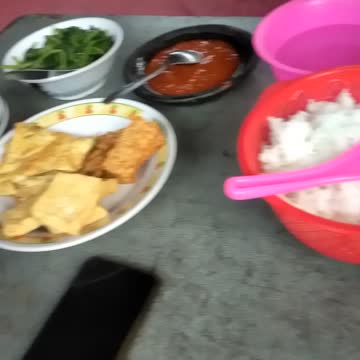 eat at a roadside stall