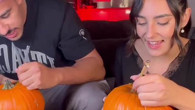 [FAKE KNIFE] On a enfin réussi une activite faire une citrouille pour halloween 😂 🎃