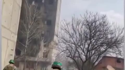 Footage of Ukrainian fighters moving through central streets of Bakhmut