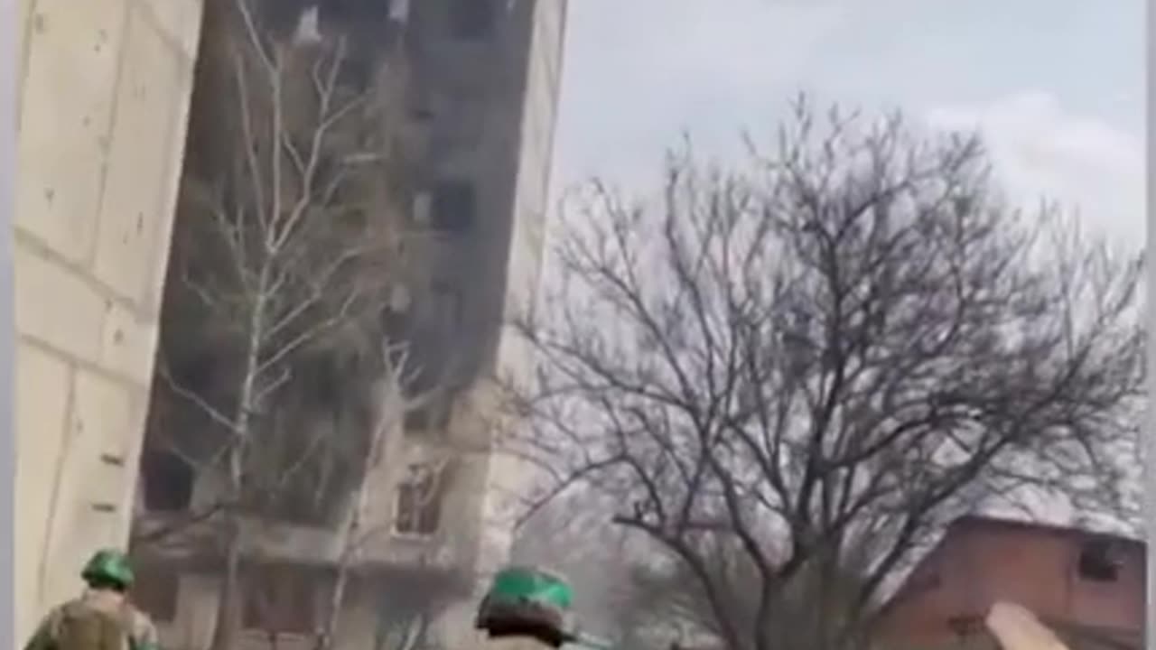 Footage of Ukrainian fighters moving through central streets of Bakhmut
