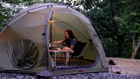 It's too difficult to set up a tent alone when camping outdoors in heavy rain...
