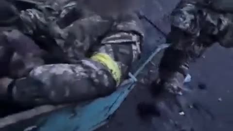 Serviceman of Ukraine evacuates the wounded.