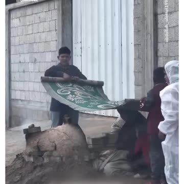 ►🚨▶◾️🇮🇱⚔️🇵🇸 ◾️Rafah children shielding mother from rain as she bakes bread