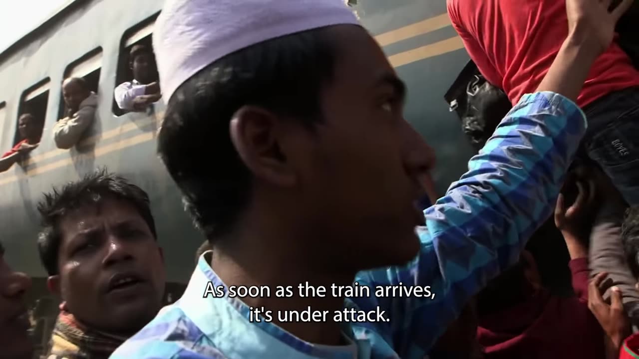 Deadly train journey to Dhaka Bangladesh: Traveling on a hugely hot and overcrowded train