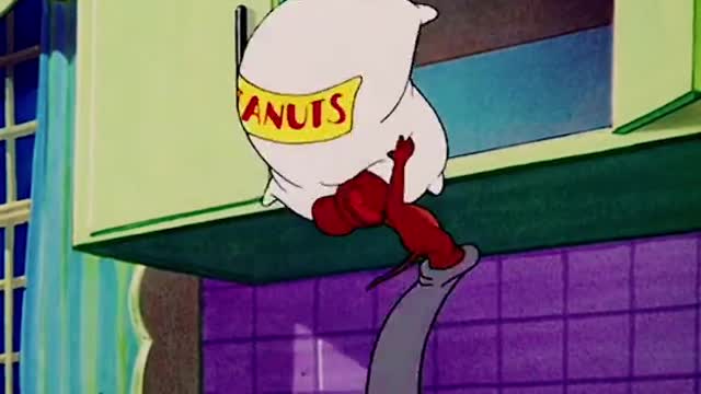 Jerry disguises the little elephant as a big mouse, cheating Tom around
