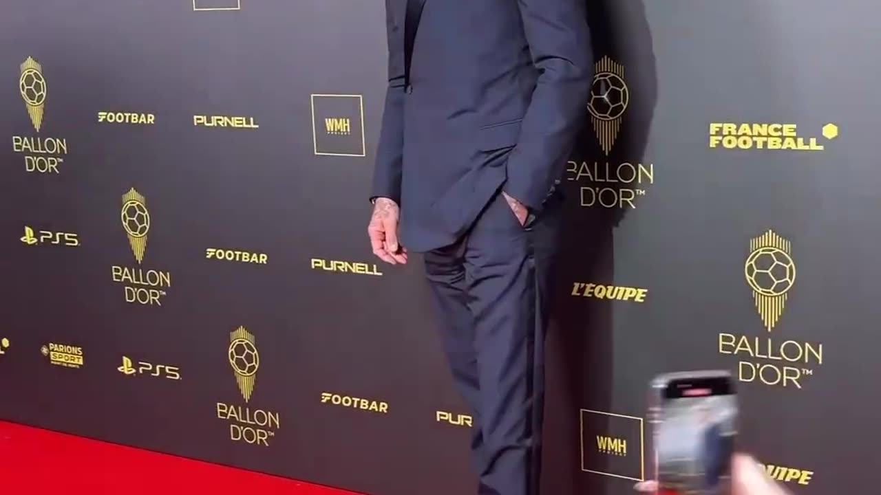 The Gentleman 🤵♂️🤩 Very chic David Beckham at the 67th #BallondOr ceremony.