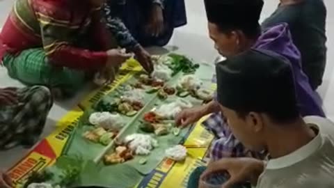 Eat together after following the tradition