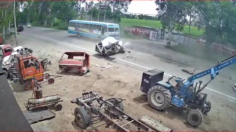 Live accident caught on camera 😱😱 || Bus crashes into car ||