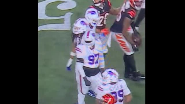 BREAKING: Buffalo Bills Player Makes Tackle, Stands Up and Then Collapses – Ambulance Carts Him Off Field – GAME SUSPENDED!