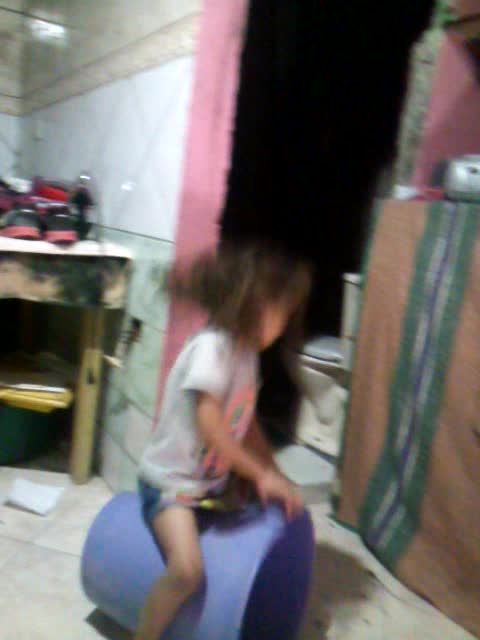 Vrincando de cavalinho com balde segura peao