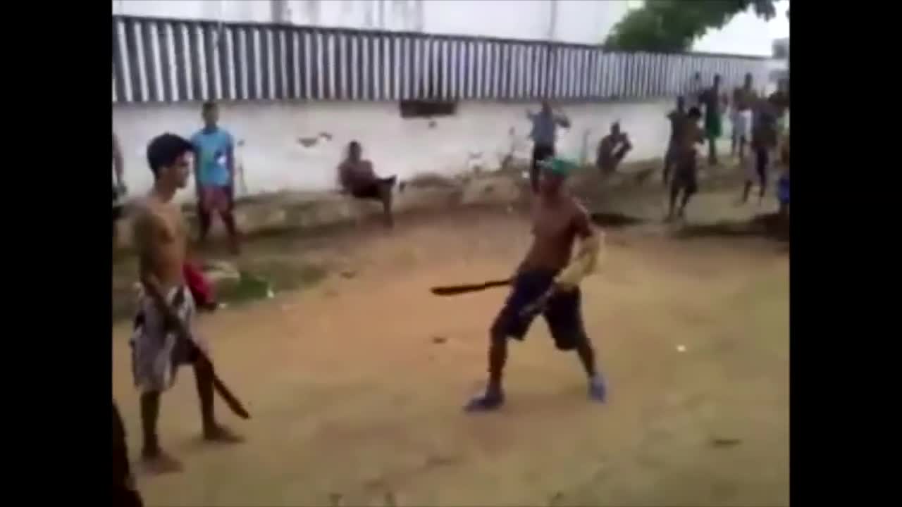 cenas fortes - briga de facão na prisão