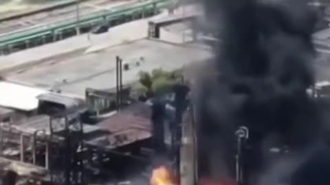 HEFTIGE EXPLOSION- Rumдniens grцЯte Цl-Raffinerie brennt