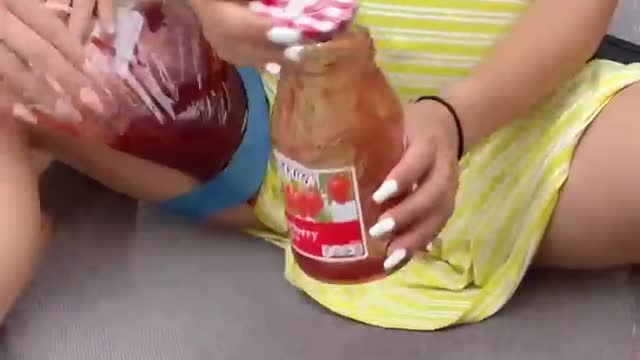 Pregnant lady uses jam to prank the guys