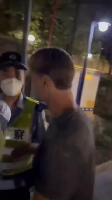 Chengdu City A British got arrested for refusing to wear a mask.
