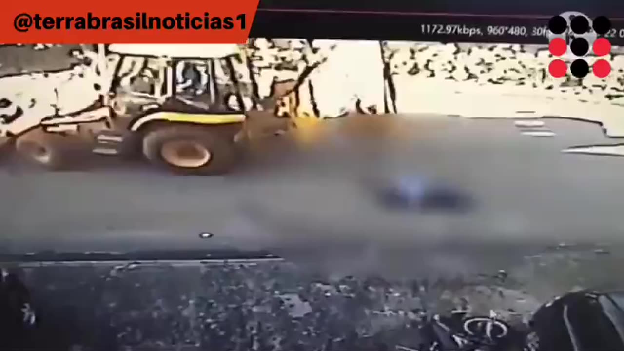 IMAGENS FORTES: Homem atropela e mata colega de trabalho com retroescavadeira