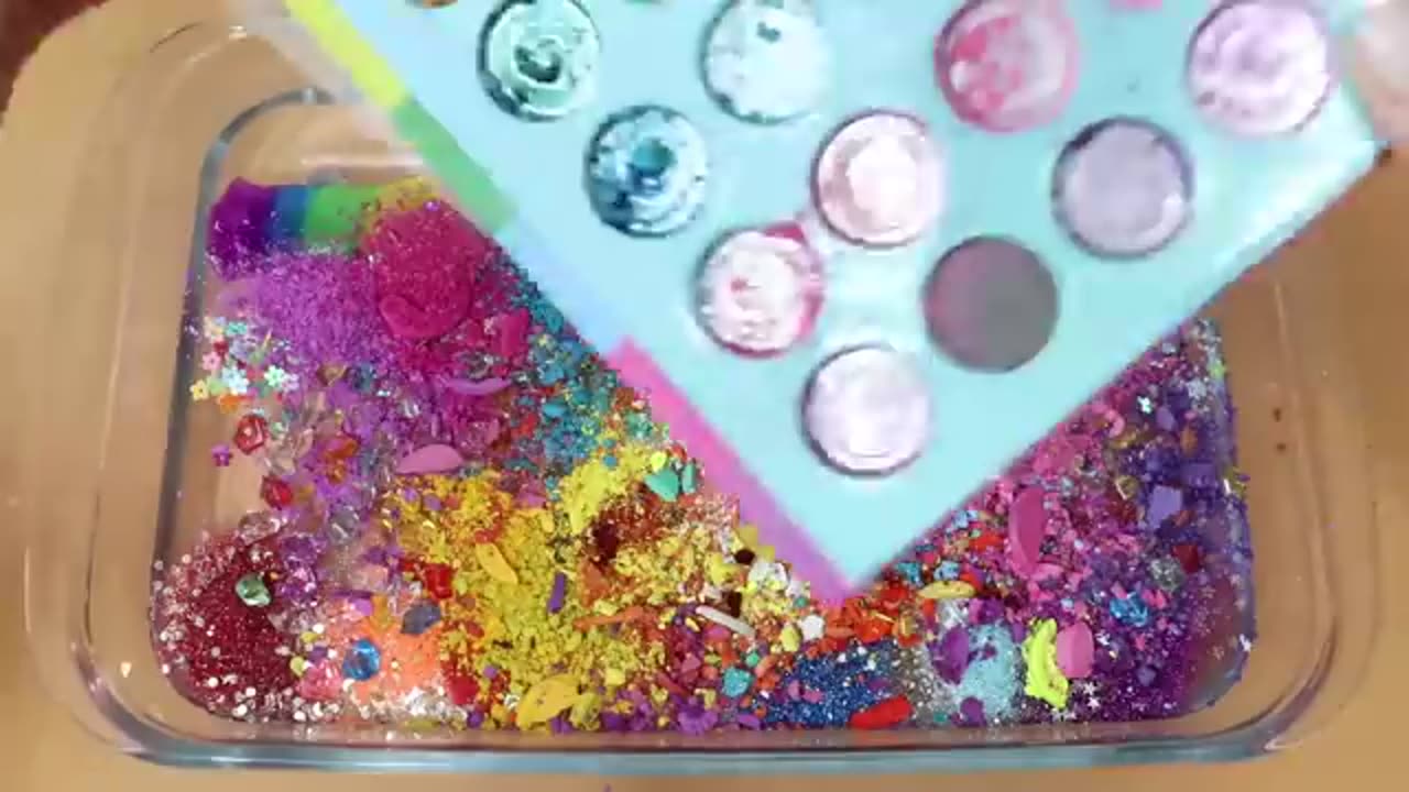 Mixing"Rainbow" Eyeshadow and makeup parts glitter into slime!