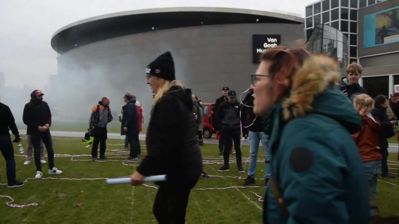 Koffie drinken op het Museumplein in Amsterdam (14-11-2021)