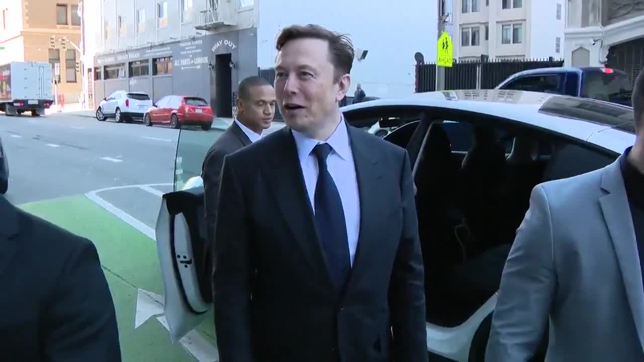 Elon Musk annoys Reporter with Simple Answer of a Useless Question