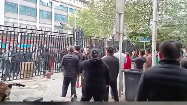 BREAKING: In Wuhan the anti-lockdown protesters are tearing down barricades shouting