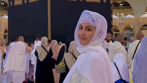 Hina khan performing Umrah