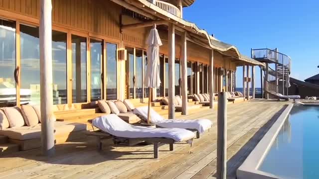 swimming pool right by the sea 😍