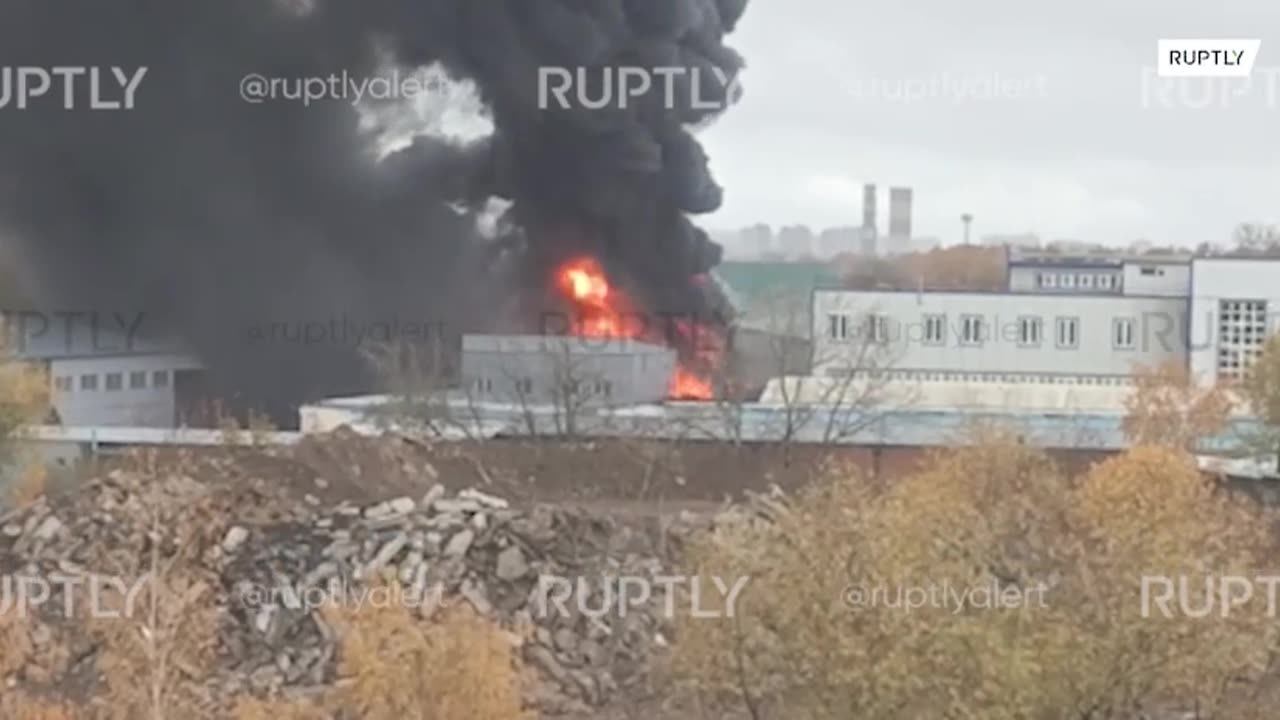 🔥👀 A warehouse with fertilizer is on fire near Moscow. The area of ​​the fire is