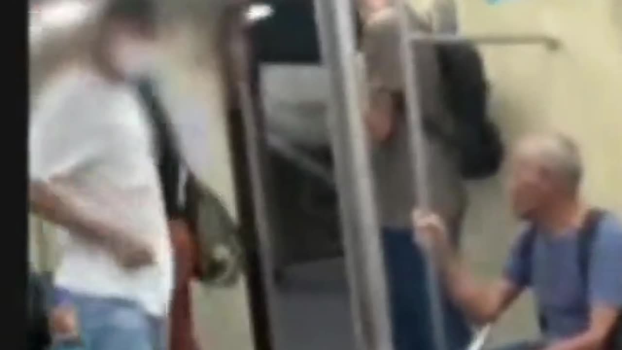 Mulher é retirada de metrô de SP após ofender casal gay