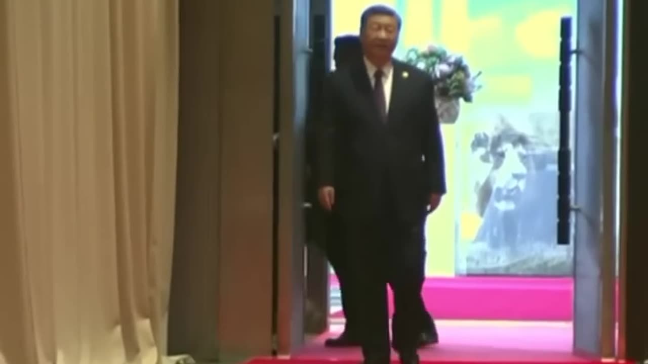 Here's what happened after Chinese President Xi Jinping's aide arrived late for the BRICS meeting…