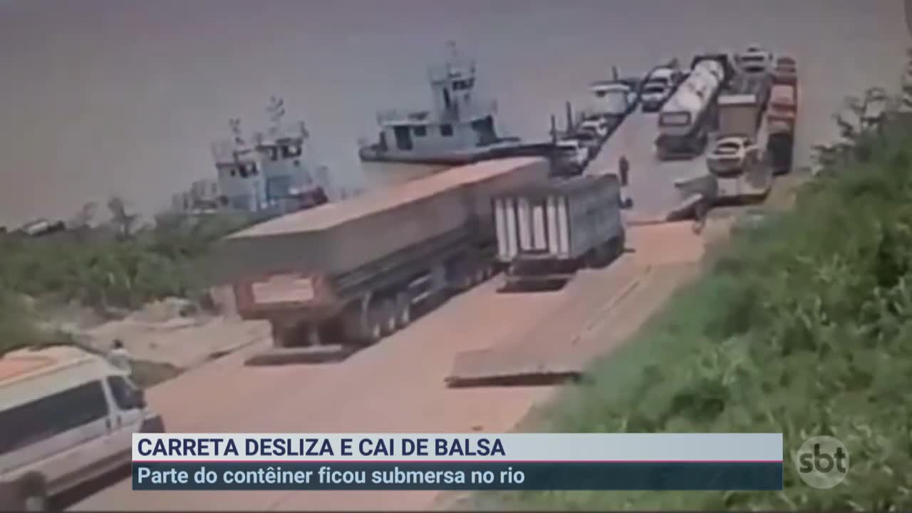 Carreta desliza de balsa e cai em rio no Amazonas | Primeiro Impacto