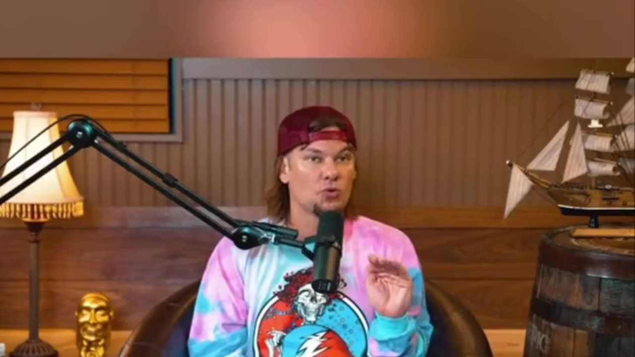 Theo Von Talks To Bernie Sanders About 45+ 🤣