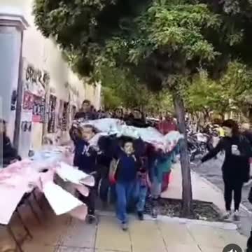 ΜΙΚΡΑ ΠΑΙΔΙΑ ΤΡΑΓΟΥΔΑΝΕ ΤΟ ΣΥΝΘΗΜΑ ΨΩΜΙ -ΠΑΙΔΕΙΑ-ΕΛΕΥΘΕΡΙΑ.