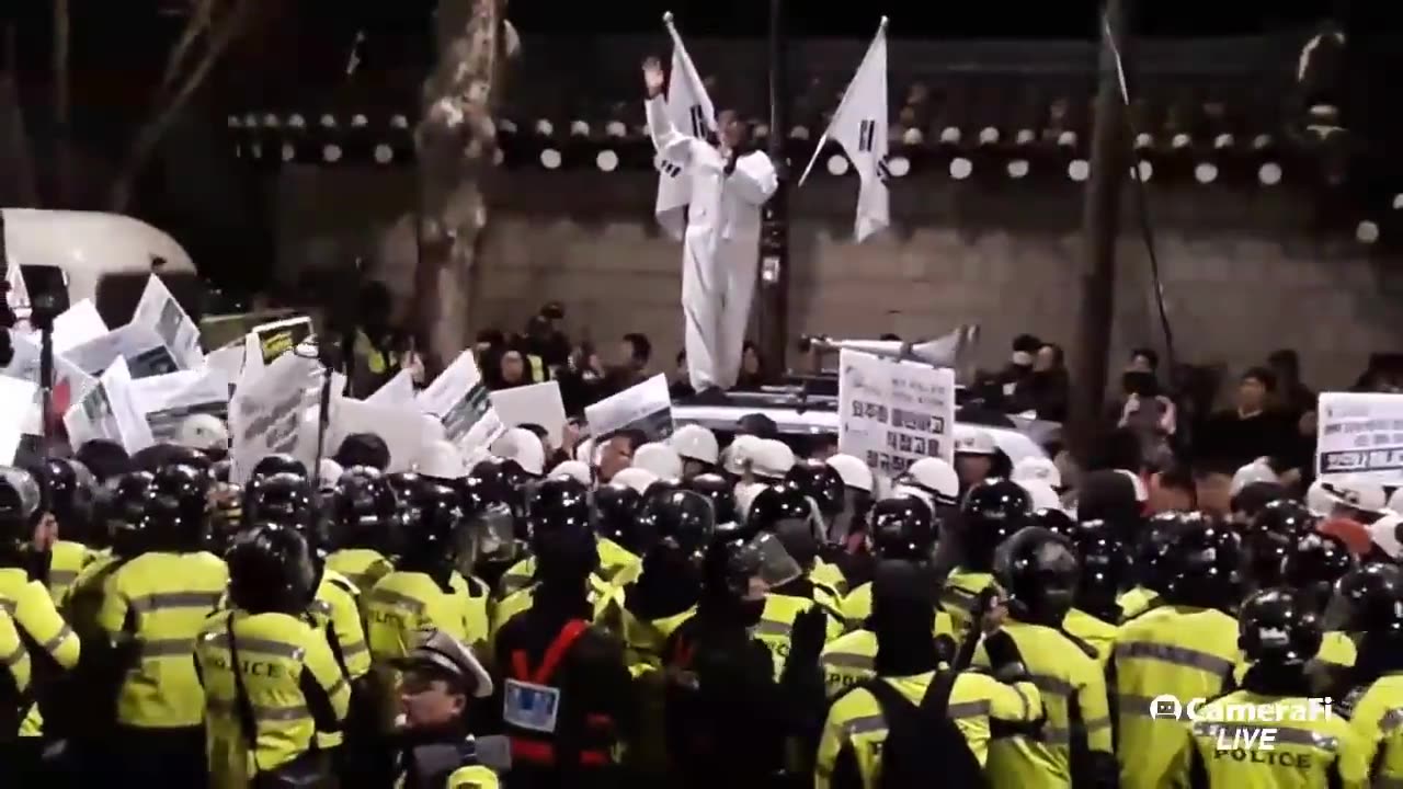 20181224_V3_S01(6ydEOfndX_U)무임승차한 촛불의 부메랑!!! (1)진압경찰의 방패로 방어하고 있는 슬픈현실을 보라!!!