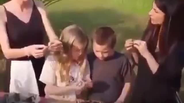 Όταν η Αντζελίνα Τζολί έκανε μαθήματα εντομοφαγίας στα παιδιά !