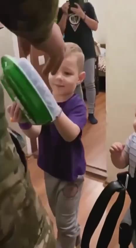 ❤️‍🩹 Two more children waited for their father-defender from the front