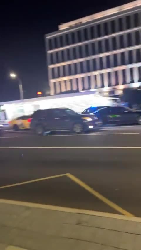 upuknews1 #WATCH : Video reportedly showing Putin returning to the Kremlin.